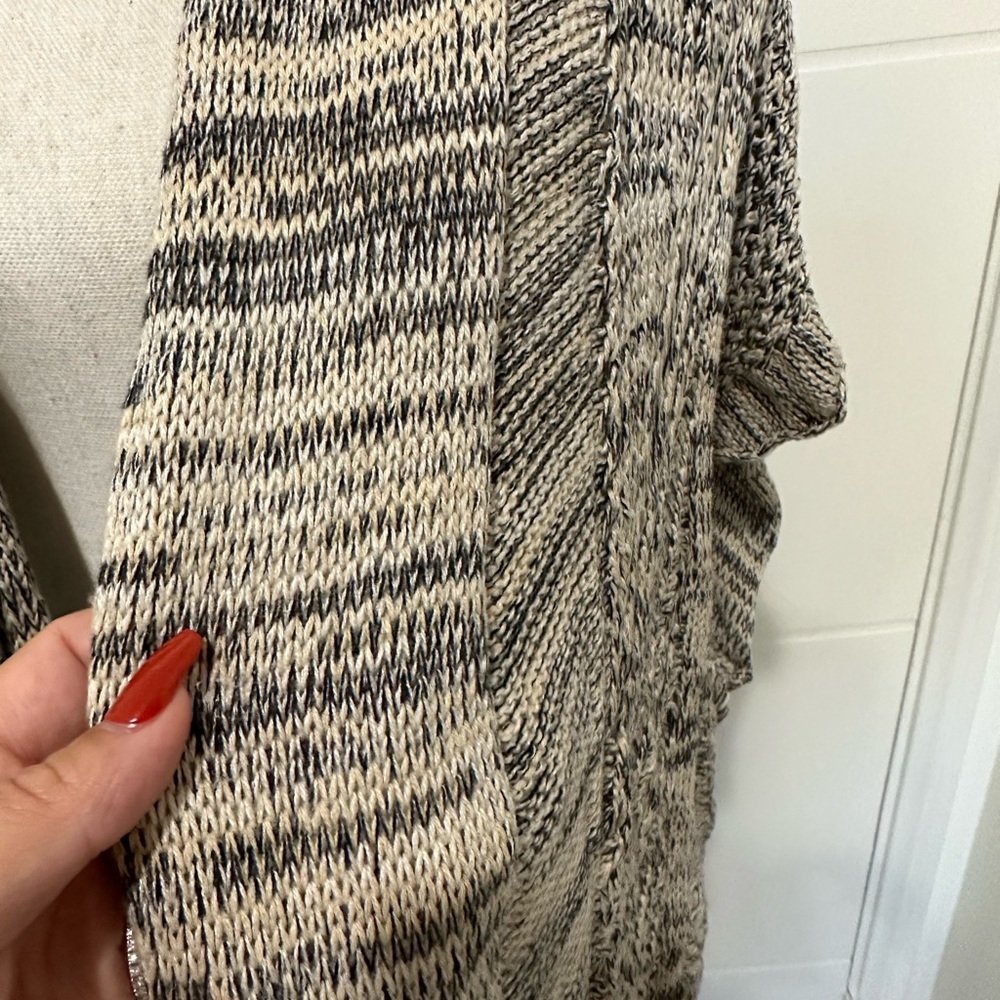 Oversized shawl sweater size small - Picture 3 of 4